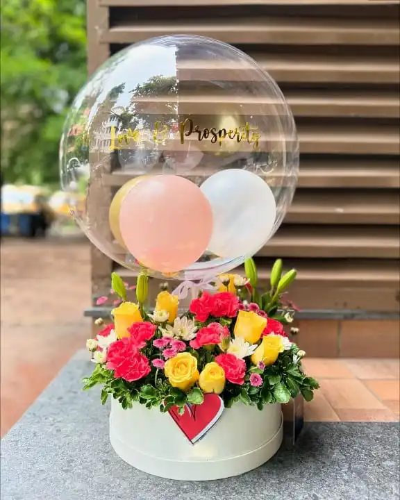 Personalized Balloon Bouquet with Natural Flowers